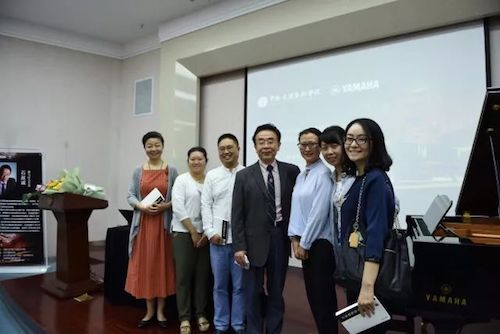 ag旗舰厅网站艺术家石叔诚与特邀艺术家顾平受邀于成都大学东盟艺术学院、音乐与舞蹈学院艺术实践周开展公开课