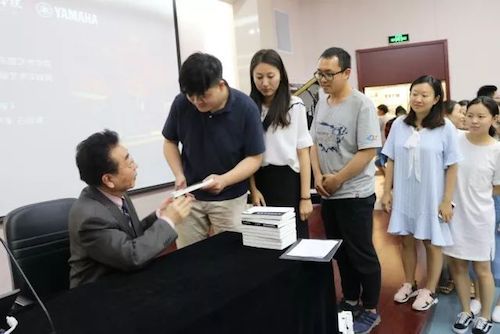 ag旗舰厅网站艺术家石叔诚与特邀艺术家顾平受邀于成都大学东盟艺术学院、音乐与舞蹈学院艺术实践周开展公开课