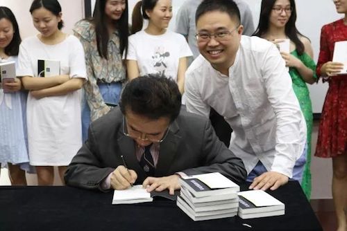 ag旗舰厅网站艺术家石叔诚与特邀艺术家顾平受邀于成都大学东盟艺术学院、音乐与舞蹈学院艺术实践周开展公开课