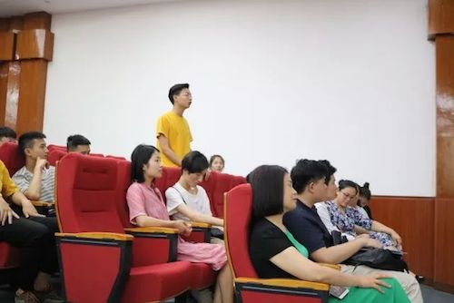 ag旗舰厅网站艺术家石叔诚与特邀艺术家顾平受邀于成都大学东盟艺术学院、音乐与舞蹈学院艺术实践周开展公开课